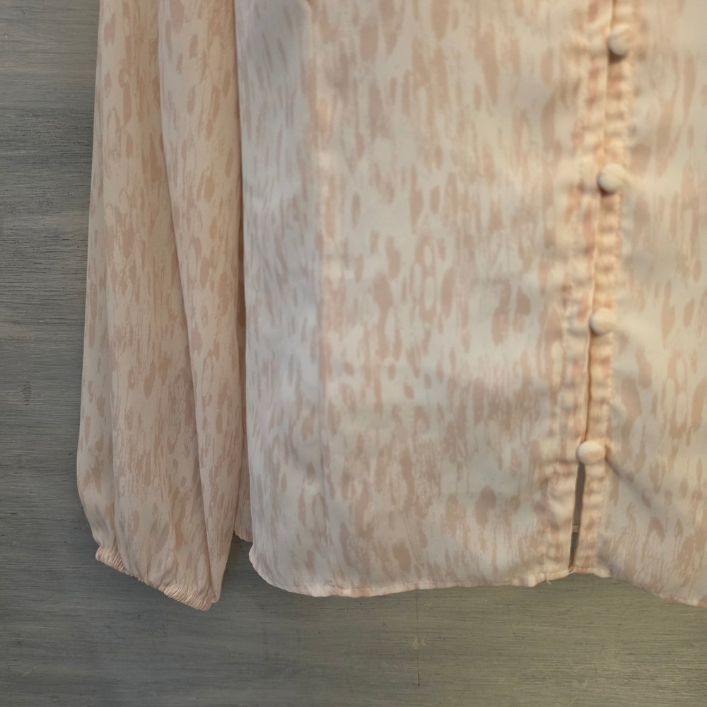 Nine‎ West Pastel Ivory Abstract Print Deep Vneck Button Down Blouse Medium GC - Picture 4 of 7